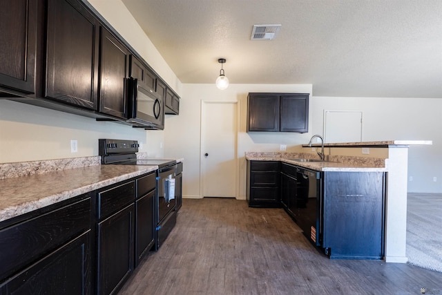 7959 E 43rd Pl, Yuma, AZ 85365 - kitchen featuring visible vents, a sink, black appliances, a peninsula, and dark wood-style floors