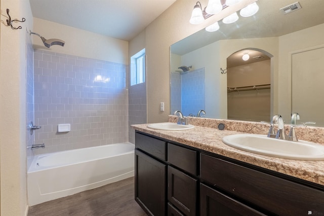 7959 E 43rd Pl, Yuma, AZ 85365 - full bath featuring visible vents, a sink, shower / bathing tub combination, and wood finished floors