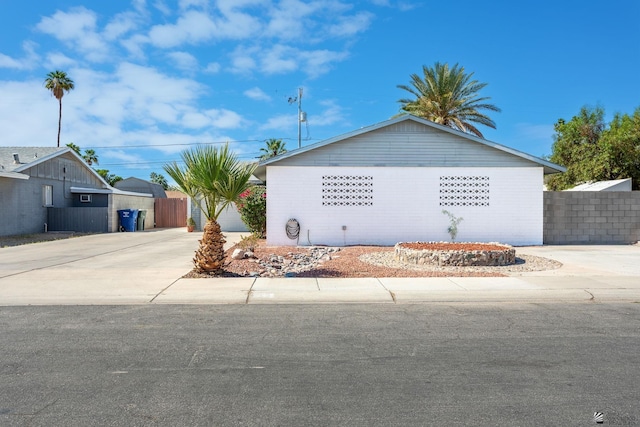 541 E Hacienda Dr, Yuma, AZ 85365 - view of front of property featuring driveway