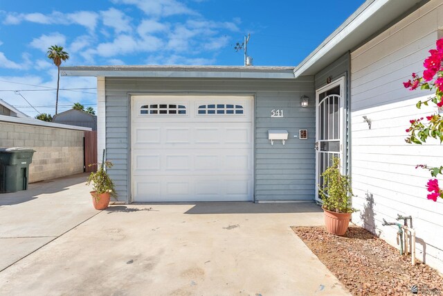 541 E Hacienda Dr, Yuma, AZ 85365 - garage with concrete driveway
