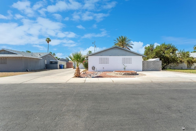 541 E Hacienda Dr, Yuma, AZ 85365 - single story home with concrete driveway