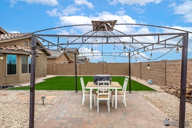4272 W 27th Pl, Yuma, AZ 85364 - view of patio with outdoor dining area and a fenced backyard