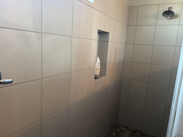 full bathroom featuring tiled shower