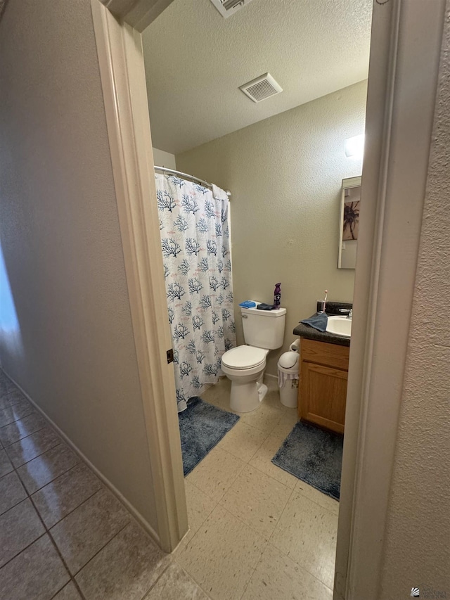 778 W Ramona St, Somerton, AZ 85350 - bathroom featuring a shower with curtain, visible vents, vanity, tile patterned floors, and toilet