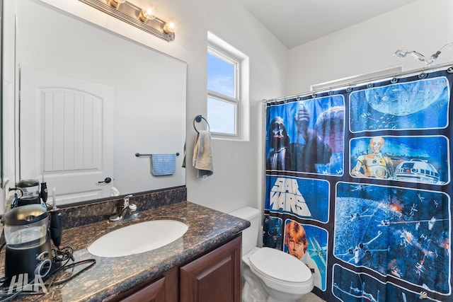 bathroom with toilet, a shower with curtain, and vanity