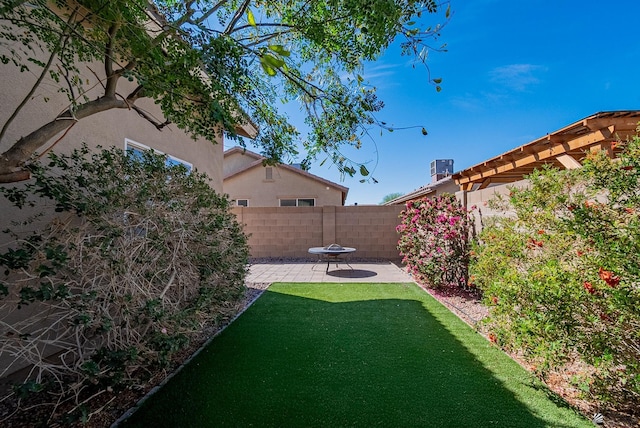 view of yard featuring a fenced backyard and a patio area