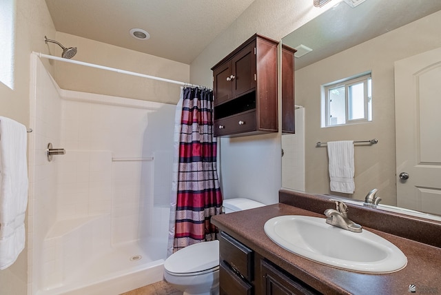 full bath with toilet, a shower with curtain, and vanity