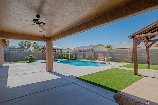 11594 E 27th Pl, Yuma, AZ 85367 - view of swimming pool featuring ceiling fan, a patio, and a fenced backyard