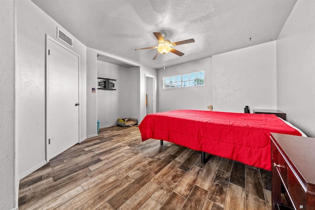 2621 S Walnut Ave, Yuma, AZ 85364 - bedroom with wood finished floors, a ceiling fan, and a textured ceiling