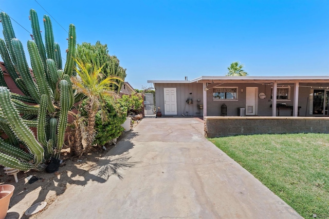 2621 S Walnut Ave, Yuma, AZ 85364 - view of front of house featuring driveway and covered porch