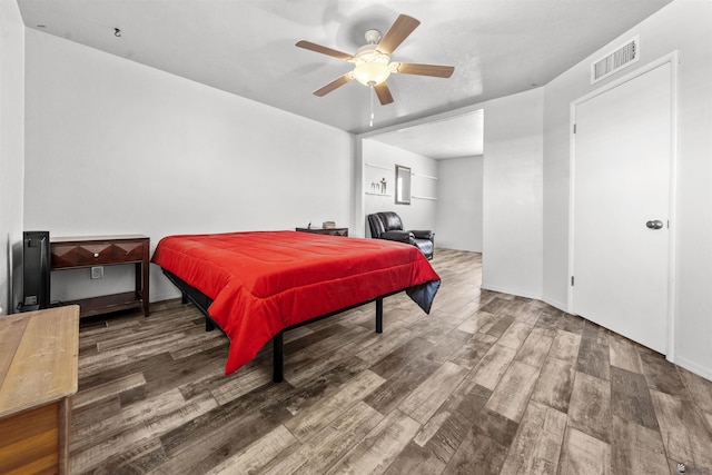 2621 S Walnut Ave, Yuma, AZ 85364 - bedroom with wood finished floors and a ceiling fan