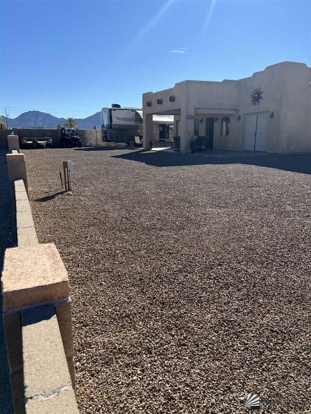 view of yard featuring a mountain view