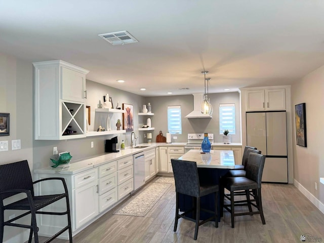 dining area featuring recessed lighting, baseboards, visible vents, and light wood-style floors