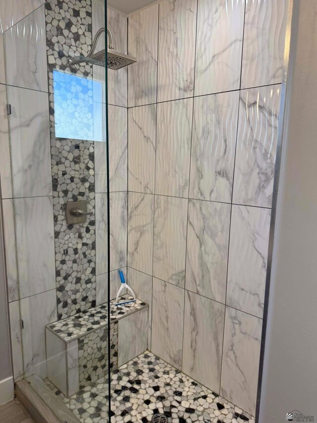 bathroom featuring tiled shower