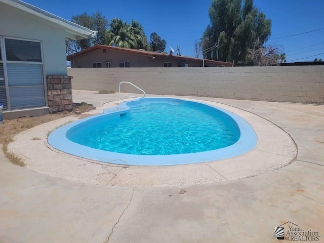 183 E 25th Pl, Yuma, AZ 85364 - view of pool featuring a fenced backyard and a patio