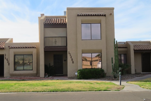 view of front facade with a front lawn