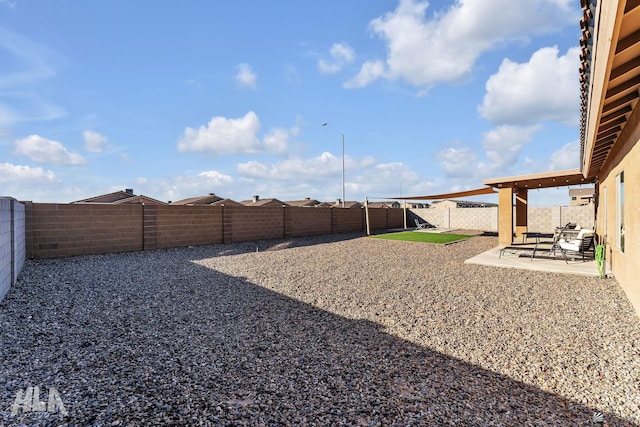 view of yard featuring a patio area