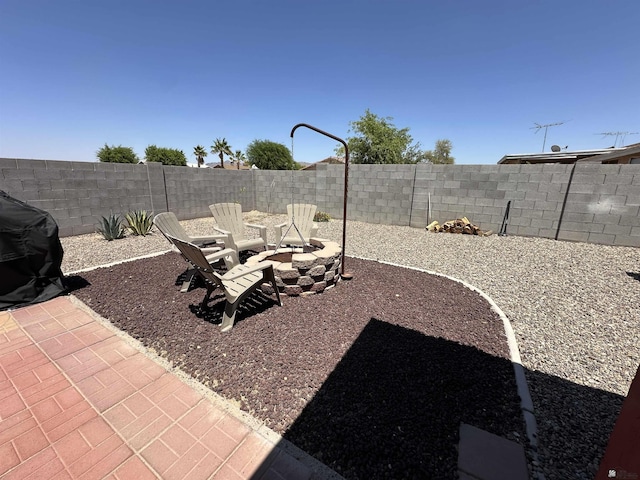 11228 E 25th St, Yuma, AZ 85367 - fenced backyard featuring an outdoor fire pit and a patio area