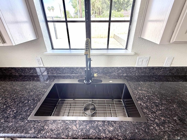 2472 S 18th Ave, Yuma, AZ 85364 - kitchen view of a textured wall and a sink