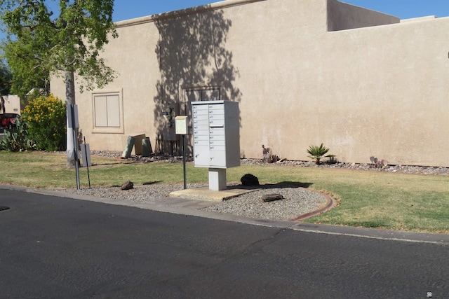 view of front of property featuring a front lawn