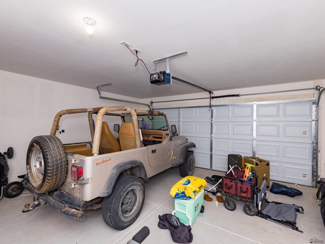7335 E 36th Rd, Yuma, AZ 85365 - garage featuring a garage door opener