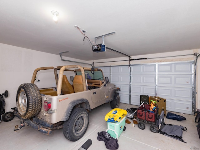 7335 E 36th Rd, Yuma, AZ 85365 - garage featuring a garage door opener