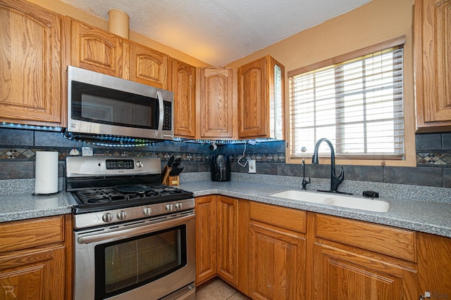 2556 W 14th St, Yuma, AZ 85364 - kitchen with stainless steel appliances, a sink, healthy amount of natural light, and backsplash