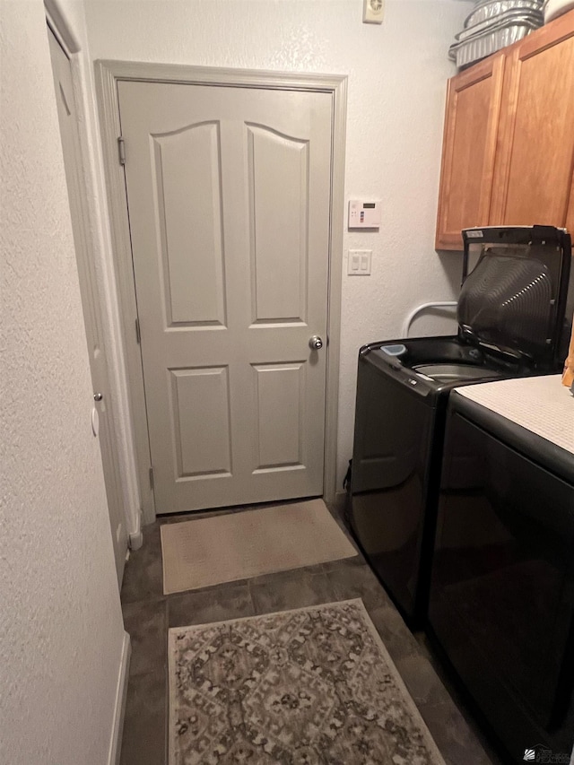 11785 E 27th Pl, Yuma, AZ 85367 - washroom featuring washer and dryer, cabinet space, a textured wall, and a desk
