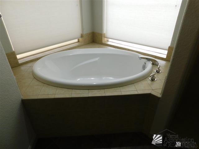 11785 E 27th Pl, Yuma, AZ 85367 - bathroom featuring a bath and healthy amount of natural light