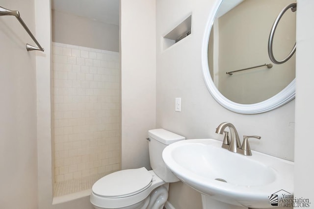 2735 S Mesa Ave, Yuma, AZ 85364 - full bathroom with a sink, toilet, and a tile shower