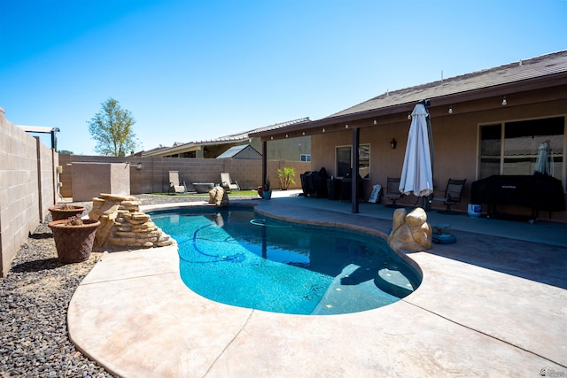7942 E 36th Ln, Yuma, AZ 85365 - view of pool featuring a patio area and a fenced backyard