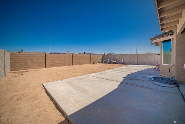 7850 E 44th Pl, Yuma, AZ 85365 - view of patio / terrace with a fenced backyard
