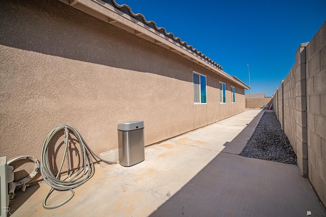 7850 E 44th Pl, Yuma, AZ 85365 - view of side of property with a patio, a fenced backyard, and stucco siding