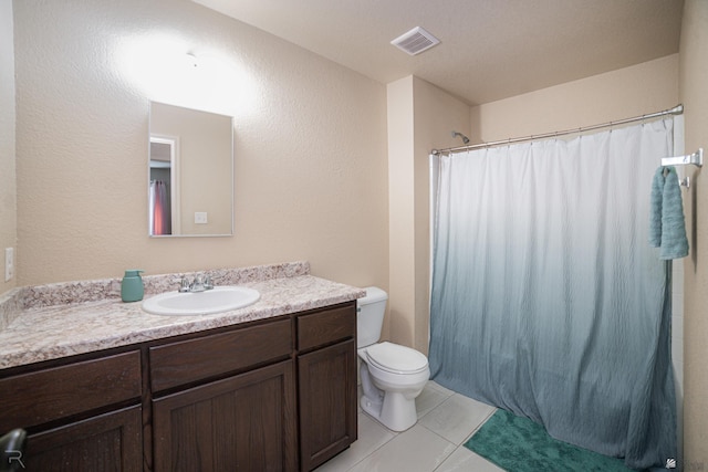 7850 E 44th Pl, Yuma, AZ 85365 - full bath with tile patterned flooring, vanity, toilet, a shower with curtain, and visible vents