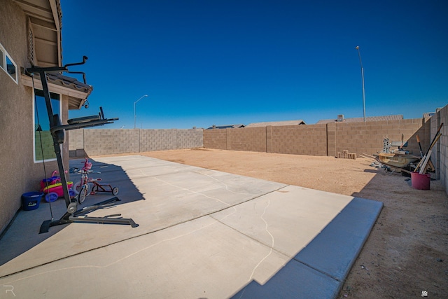 7850 E 44th Pl, Yuma, AZ 85365 - view of patio featuring a fenced backyard