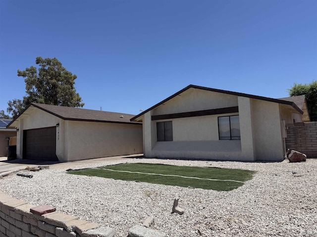1435 S Thomas Ave, Yuma, AZ 85364 - ranch-style house featuring an attached garage and stucco siding
