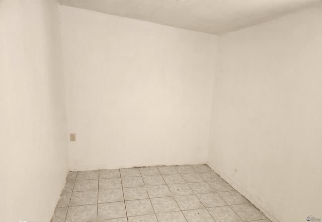 empty room featuring light tile patterned floors