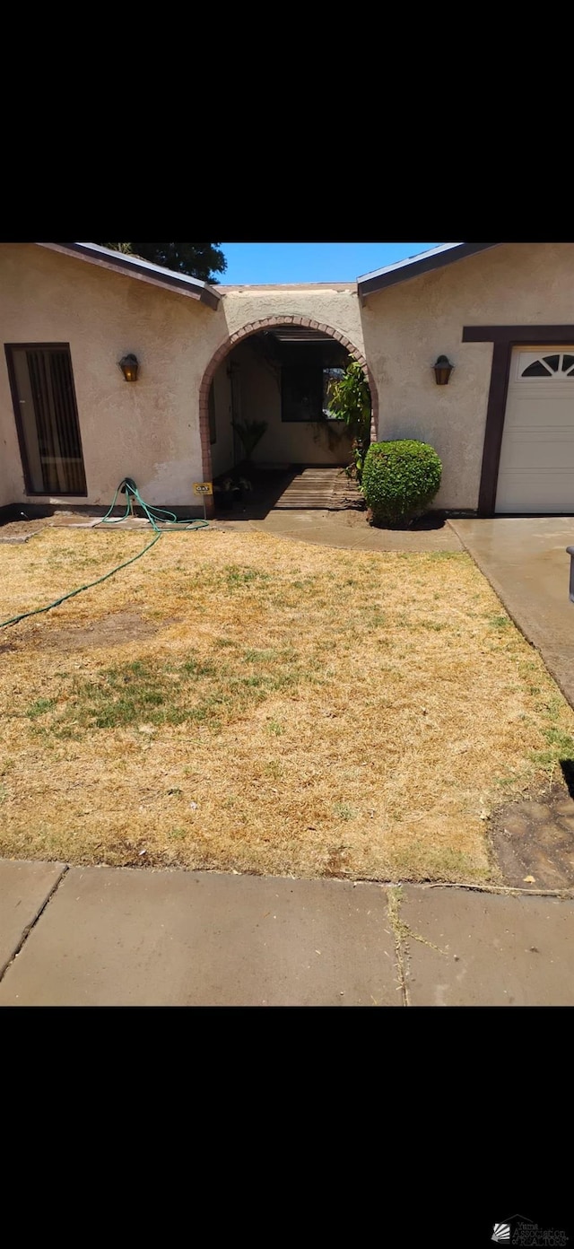 1228 S 40th Dr, Yuma, AZ 85364 - view of front of home with stucco siding and a front yard