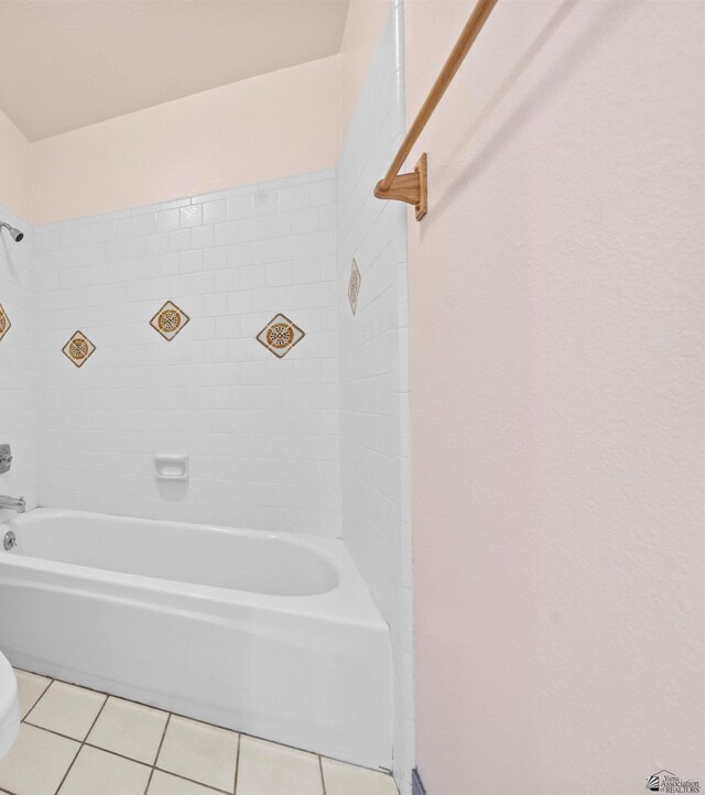 1228 S 40th Dr, Yuma, AZ 85364 - full bath featuring tile patterned flooring, toilet, and bathing tub / shower combination