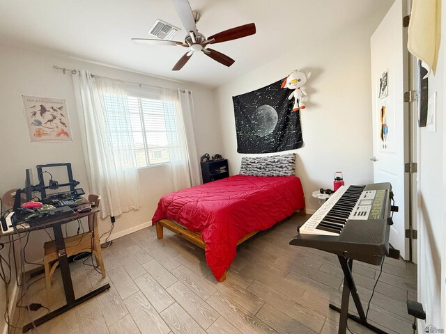 14650 E 42nd Pl, Yuma, AZ 85367 - bedroom featuring light wood-style floors, a desk, ceiling fan, and baseboards