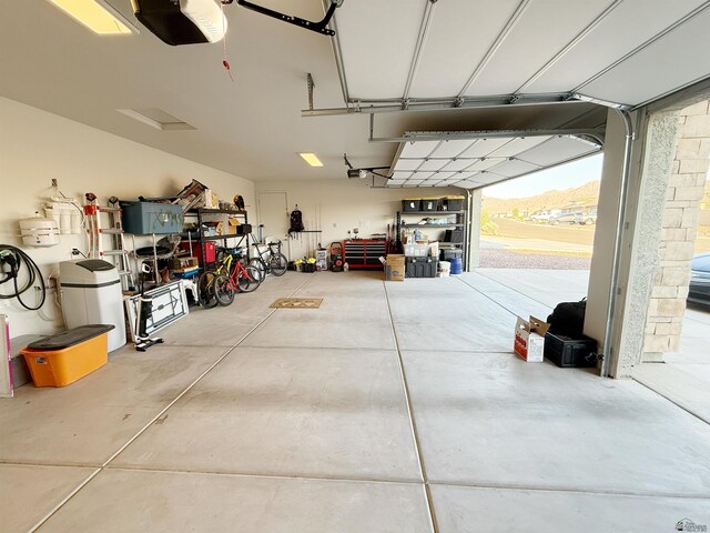14650 E 42nd Pl, Yuma, AZ 85367 - garage featuring a garage door opener