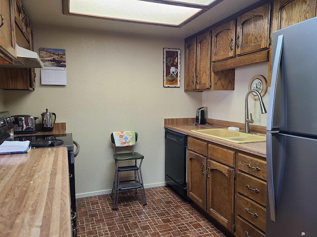 2045 S 14th Ave # 79, Yuma, AZ 85364 - kitchen featuring black appliances, a sink, light countertops, baseboards, and under cabinet range hood