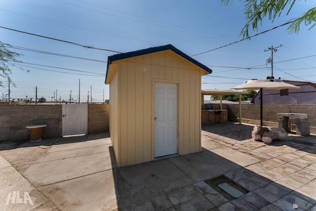 3186 S Elm St, Yuma, AZ 85364 - view of shed featuring a fenced backyard and a gate