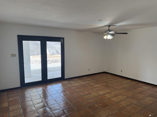 empty room featuring ceiling fan and baseboards