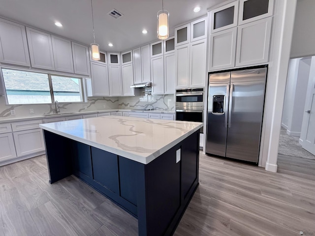 12360 E Calle Ln, Primera, Yuma, AZ 85367 - kitchen featuring visible vents, a sink, white cabinets, and stainless steel appliances