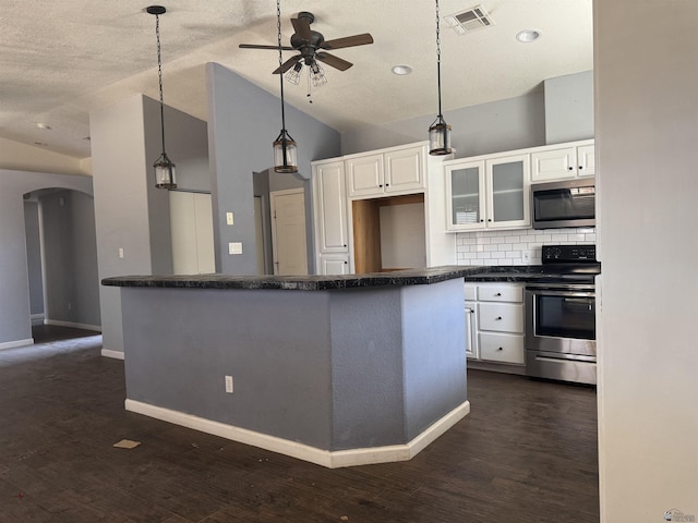 10310 E 37th Pl, Yuma, AZ 85365 - kitchen featuring stainless steel appliances, vaulted ceiling, dark countertops, ceiling fan, and white cabinetry