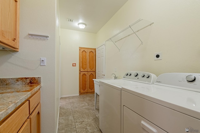 13736 S Chase Way, Yuma, AZ 85367 - laundry area with baseboards, washing machine and dryer, visible vents, and cabinet space
