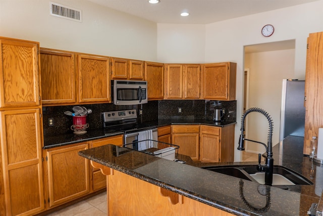 10453 S Del Rico, Yuma, AZ 85367 - kitchen with decorative backsplash, visible vents, appliances with stainless steel finishes, a sink, and dark stone counters