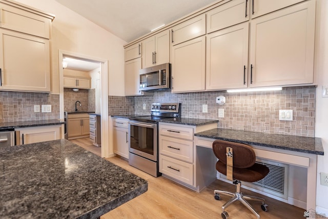 12500 E Del Rico, Yuma, AZ 85367 - kitchen featuring tasteful backsplash, a sink, light wood finished floors, vaulted ceiling, and stainless steel appliances