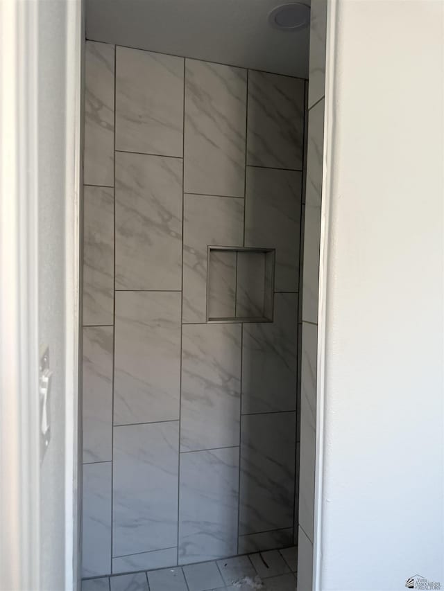10857 E 45th Pl, Yuma, AZ 85367 - bathroom featuring tiled shower